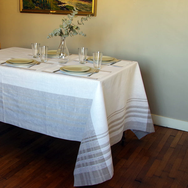 très belle nappe en lin couleur blanc avec 12 sets de table