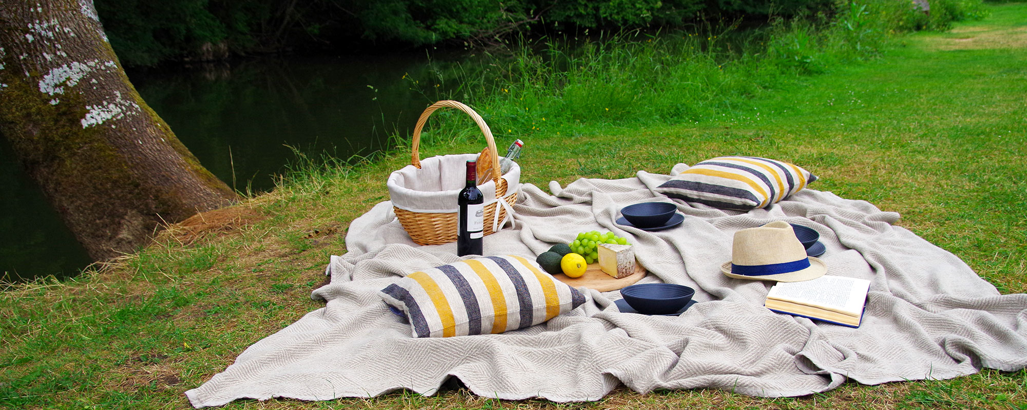 pique-nique repas pris en plein air dans un cadre champêtre et installé par terre avec plaid en pur lin lavé