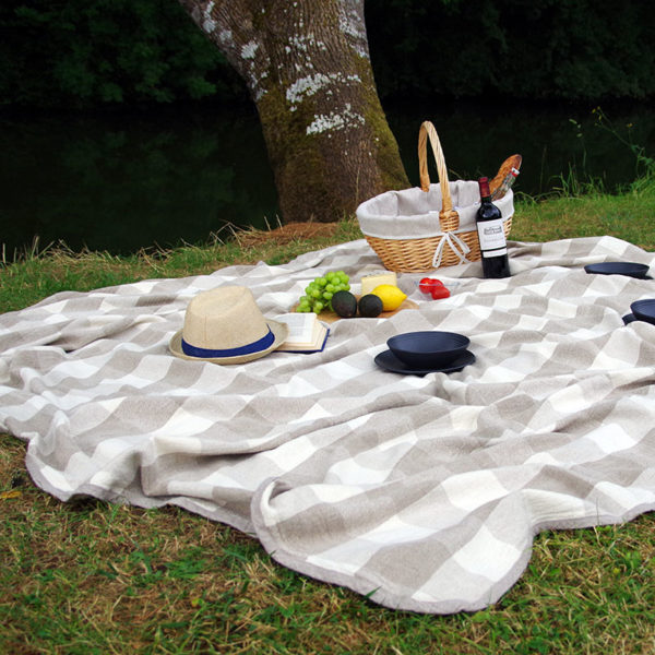 pique-nique repas pris en plein air dans un cadre champêtre et installé par terre avec plaid en pur lin lavé