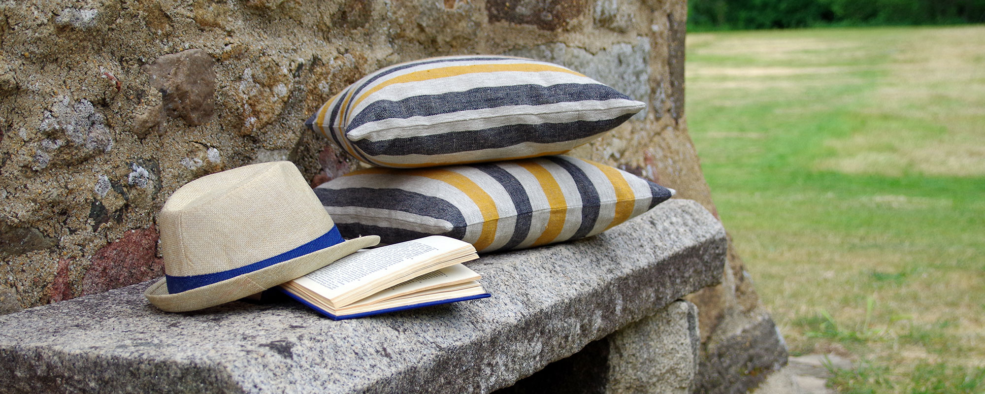 coussins en pur lin sur un banc