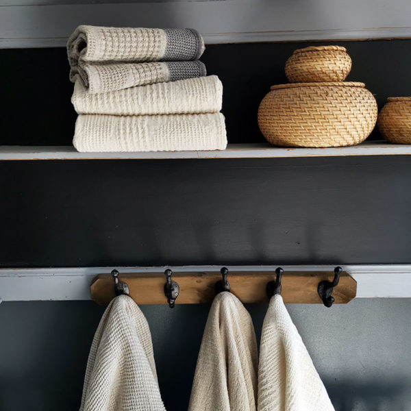 serviettes en lin lave tissage gaufree couleur gris et ecru