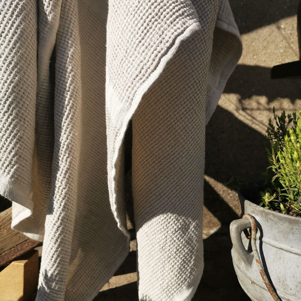 belle serviette en lin lavé tissage nid d'abeilles