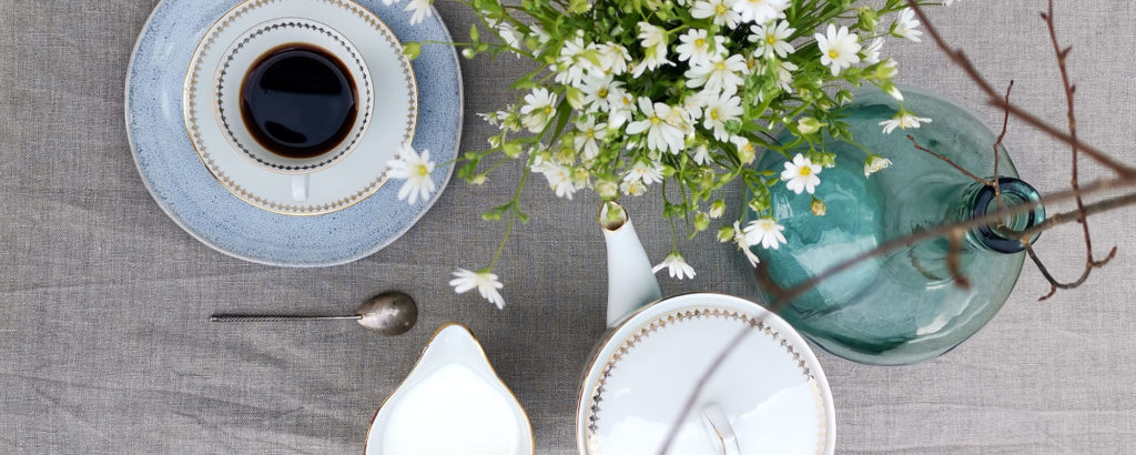 belle table avec une nappe en pur lin